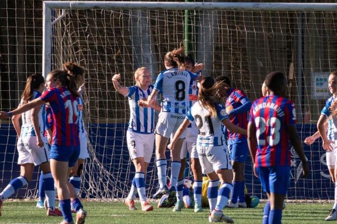 Las realistas celebran el gol de Gaby ante la decepción de las armeras.