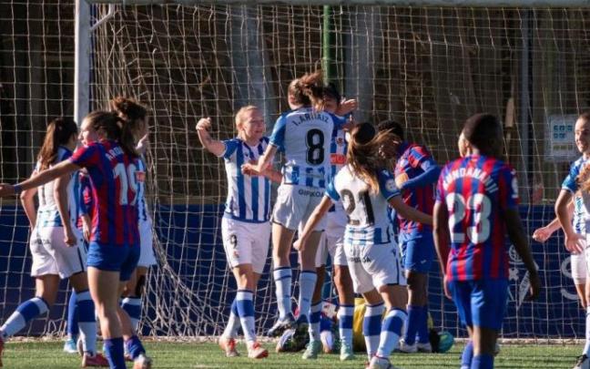 Las realistas celebran el gol de Gaby ante la decepción de las armeras. Las realistas celebran el gol de Gaby ante la decepción de las armeras.