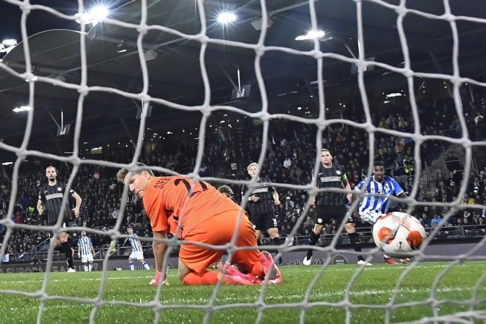 Siebenhandl, portero del Sturm Graz, observa cómo el disparo de Isak se convierte en gol tras su fallo.