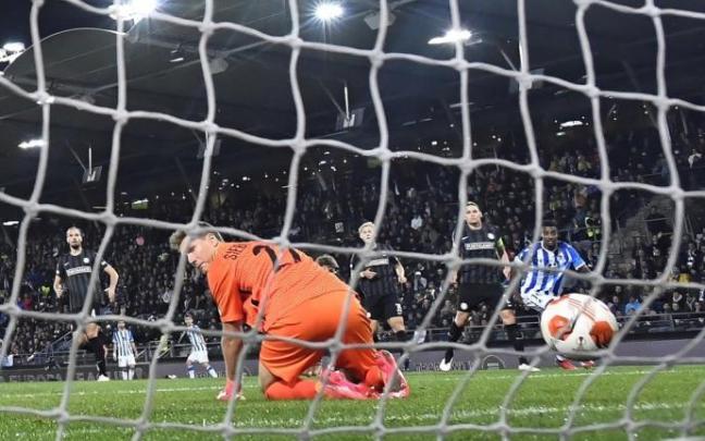 Siebenhandl, portero del Sturm Graz, observa cómo el disparo de Isak se convierte en gol tras su fallo. Siebenhandl, portero del Sturm Graz, observa cómo el disparo de Isak se convierte en gol tras su fallo.