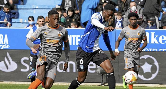 Mamadou Loum estuvo a punto de marcar gol en esta acción nada más arrancar el partido del pasado domingo ante el Valencia. Foto: Alex Larretxi