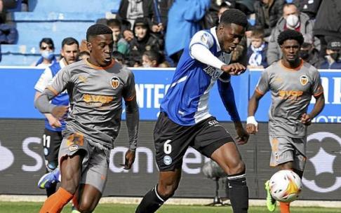 Mamadou Loum estuvo a punto de marcar gol en esta acción nada más arrancar el partido del pasado domingo ante el Valencia. Foto: Alex Larretxi