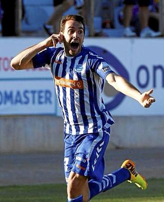 Guzmán Casaseca conecta el cabezazo salvador / Guzmán celebra el gol de la salvación milagrosa / Quiroga celebra el 1-2 con los aficionados albiazules / Alberto López, entrenador albiazul, manteado por sus jugadores Fotos: DNA