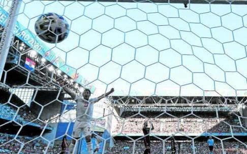 Oyarzabal celebra el gol marcador por Morata, el cuarto de España frente a Croacia. Foto: N.G.