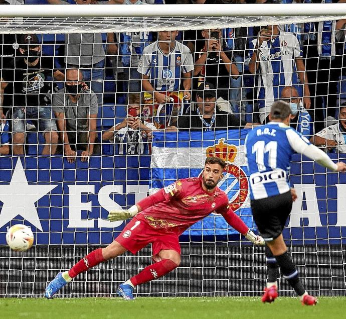 Pacheco no puede evitar el tanto de Raúl de Tomás desde el punto de penalti. Foto: Efe