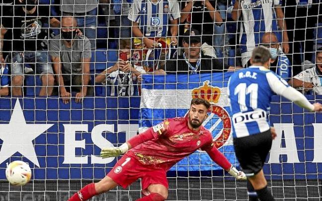 Pacheco no puede evitar el tanto de Raúl de Tomás desde el punto de penalti. Foto: Efe