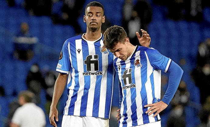 Alexander Isak consuela a Martín Zubimendi tras el encuentro de Anoeta.