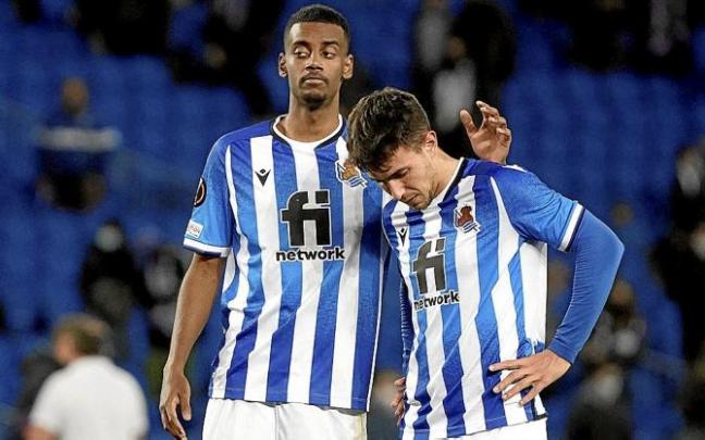 Alexander Isak consuela a Martín Zubimendi tras el encuentro de Anoeta.