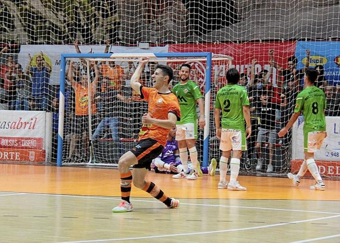 Jorge Espín celebra uno de los goles del Aspil Jumpers en el partido de ayer. Foto: @RiberaNavarraFS