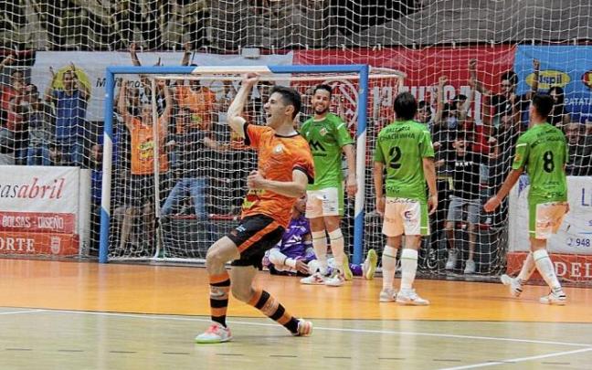 Jorge Espín celebra uno de los goles del Aspil Jumpers en el partido de ayer. Foto: @RiberaNavarraFS