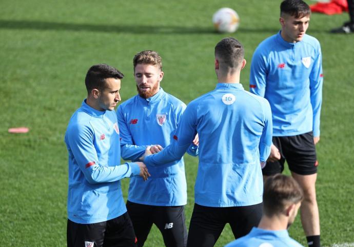 Alex Berenguer e Iker Muniain bromean con Oihan Sancet. Juan Lazkano