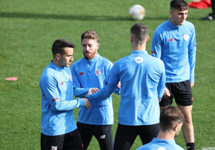 Alex Berenguer e Iker Muniain bromean con Oihan Sancet.