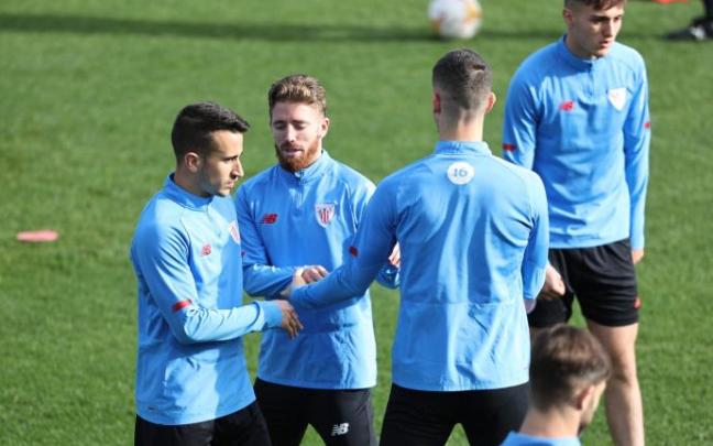 Alex Berenguer e Iker Muniain bromean con Oihan Sancet. Alex Berenguer e Iker Muniain bromean con Oihan Sancet.