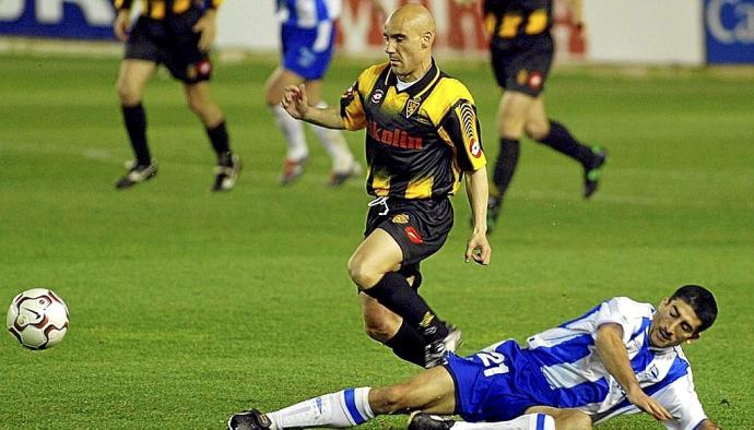 5 de febrero de 2004. Mendizorroza. Semifinales (Ida) del Campeonato de España. Deportivo Alavés-Real Zaragoza (1-1). Turiel tratando de cortar un avance del visitante Movilla.