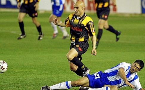 5 de febrero de 2004. Mendizorroza. Semifinales (Ida) del Campeonato de España. Deportivo Alavés-Real Zaragoza (1-1). Turiel tratando de cortar un avance del visitante Movilla. 5 de febrero de 2004. Mendizorroza. Semifinales (Ida) del Campeonato de España. Deportivo Alavés-Real Zaragoza (1-1). Turiel tratando de cortar un avance del visitante Movilla.