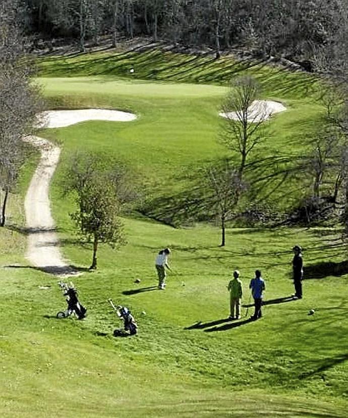 Golfistas juegan en el campo de Izki. Foto: DNA