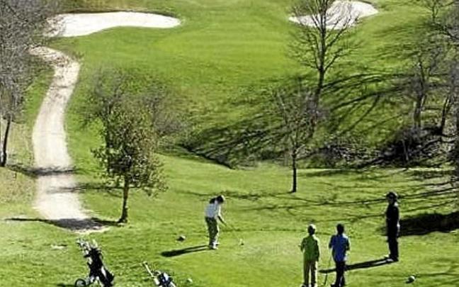 Golfistas juegan en el campo de Izki. Foto: DNA