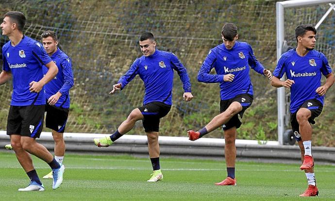 Karrikaburu, Valera, Barrenetxea, Urko y Naïs, ayer durante el entrenamiento de la Real en Zubieta.