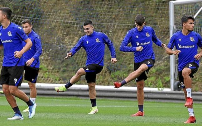 Karrikaburu, Valera, Barrenetxea, Urko y Naïs, ayer durante el entrenamiento de la Real en Zubieta.