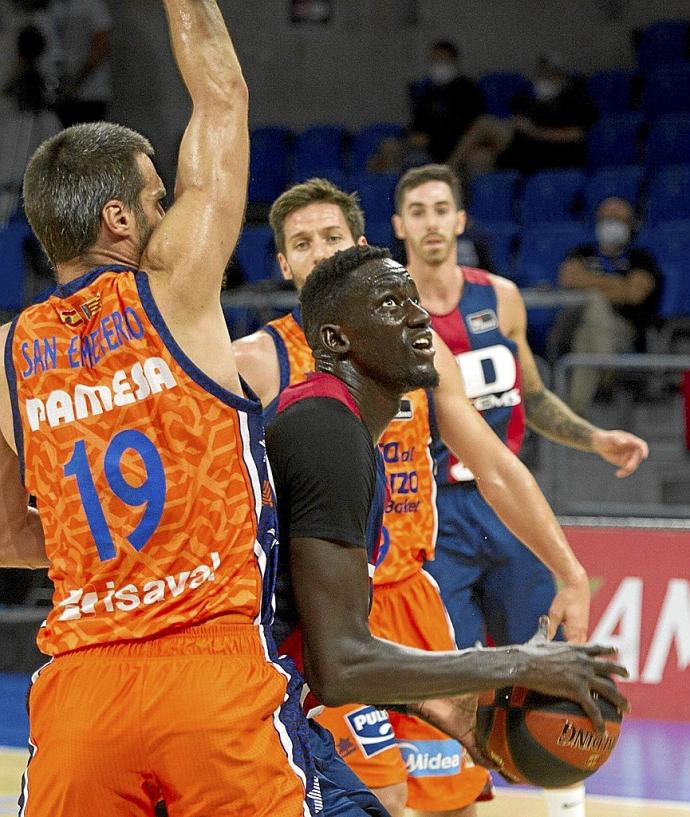 Ilimane Diop protege el balón ante Van Rossom y San Emeterio.