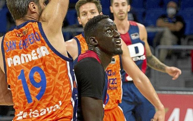 Ilimane Diop protege el balón ante Van Rossom y San Emeterio.