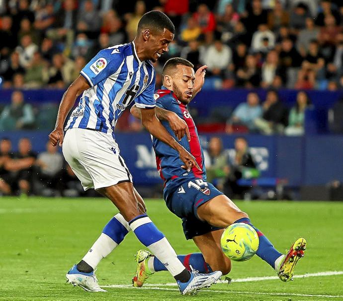 Alexander Isak pica el balón ante el levantinista Vezo, en una acción que desbarató el meta Quintero. Foto: Efe