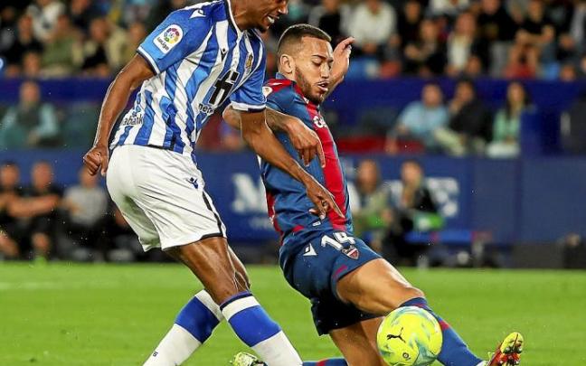 Alexander Isak pica el balón ante el levantinista Vezo, en una acción que desbarató el meta Quintero. Foto: Efe