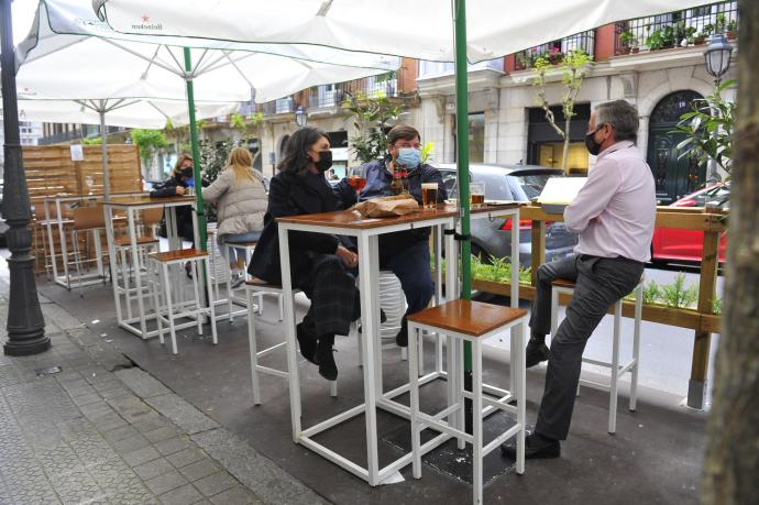 Un establecimiento bilbaino que ha instalado su terraza en la calzada