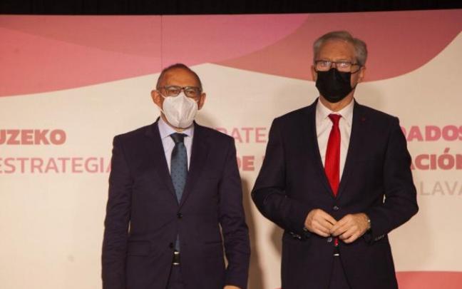 González y Sola durante la presentación de este lunes de su estrategia de cuidados de larga duración.