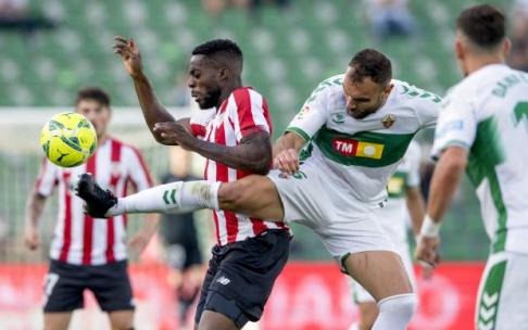 Verdú pugna con Williams en el último partido de la temporada pasada en Elche.