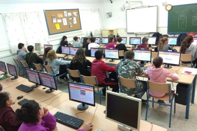 Alumnos de un colegio en una aula con ordenadores.