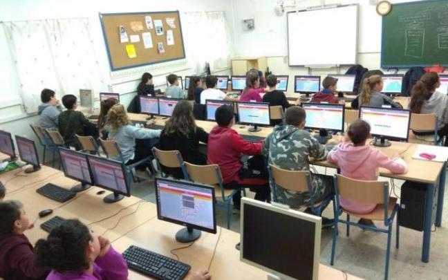 Alumnos de un colegio en una aula con ordenadores. Alumnos de un colegio en una aula con ordenadores.