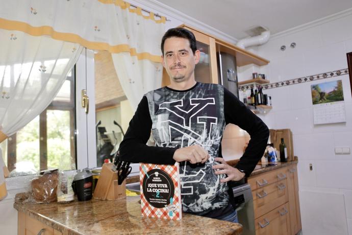 Gorka Barredo con su nuevo libro en la cocina de su casa