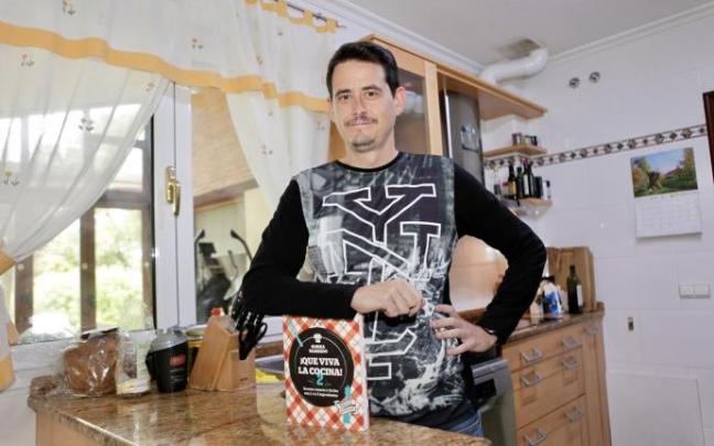Gorka Barredo con su nuevo libro en la cocina de su casa