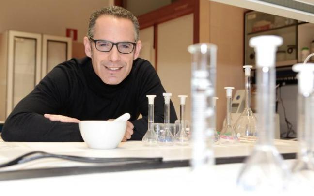 Gorka Orive, durante un encuentro con DIARIO DE NOTICIAS DE ÁLAVA en la Facultad de Farmacia de la UPV/EHU.