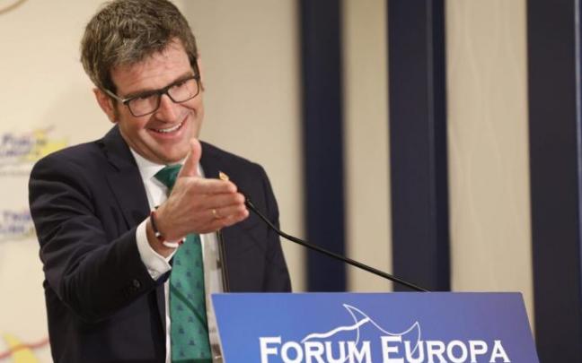 Gorka Urtaran, alcalde de Vitoria-Gasteiz y presidente de EUDEL, este miércoles durante su intervención en el "Fórum Europa. Tribuna Euskadi" celebrado en Bilbao