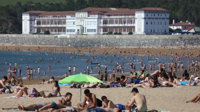 La playa de Gorliz, con el hospital al fondo, abarrotada en una imagen de archivo