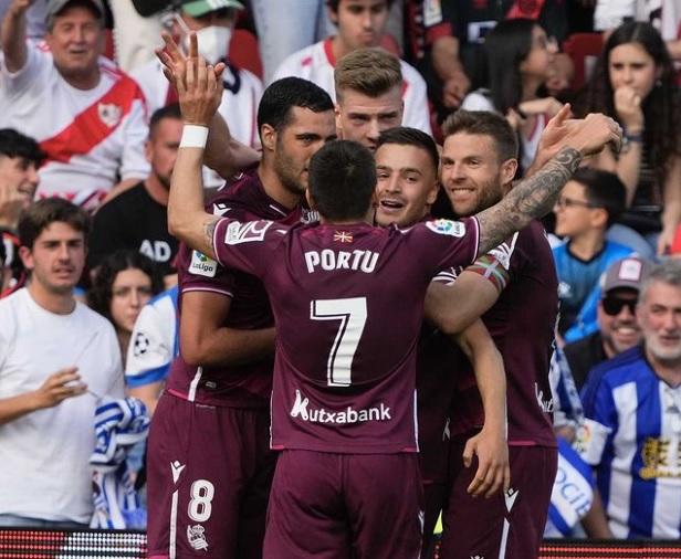 Gorosabel celebrando el gol de su compañero Sorloth, el domingo en Vallecas