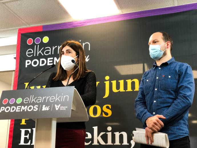 La portavoz de Elkarrekin Podemos-IU, Miren Gorrotxategi, con Iñigo Martínez