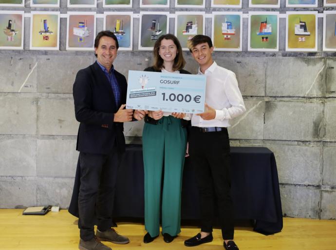 La getxotarra Ane Capdevilla recoge su premio del concurso organizado a nivel vizcaino.