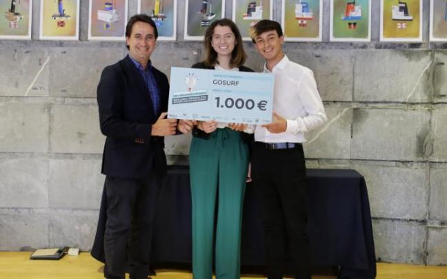 La getxotarra Ane Capdevilla recoge su premio del concurso organizado a nivel vizcaino.