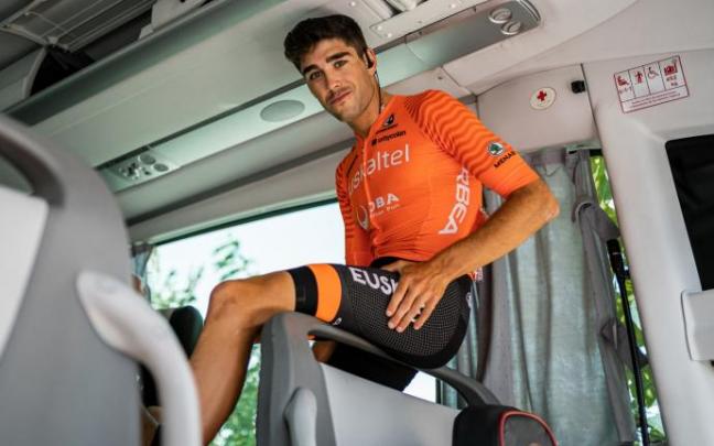 El vizcaino Gotzon Martin posa en el autobús del Euskaltel-Euskadi antes de una carrera. El vizcaino Gotzon Martin posa en el autobús del Euskaltel-Euskadi antes de una carrera.