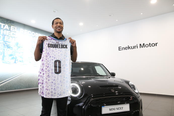 Andrew Goudelock muestra la nueva camiseta del Bilbao Basket en su presentación oficial. Foto: Borja Guerrero