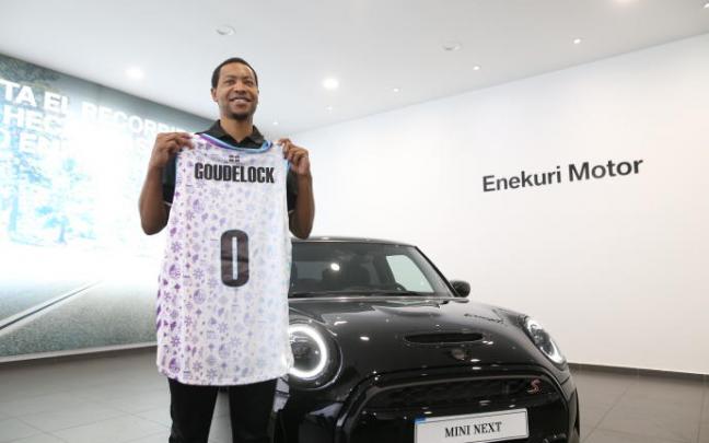 Andrew Goudelock muestra la nueva camiseta del Bilbao Basket en su presentación oficial. Foto: Borja Guerrero