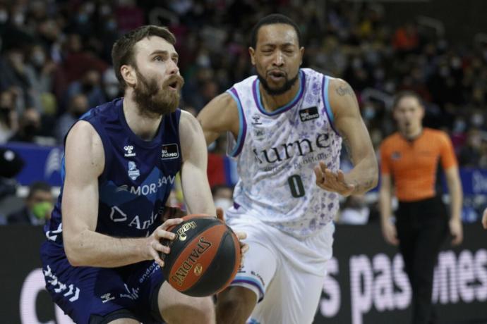 Andrew Goudelock persigue a David Jelinek.