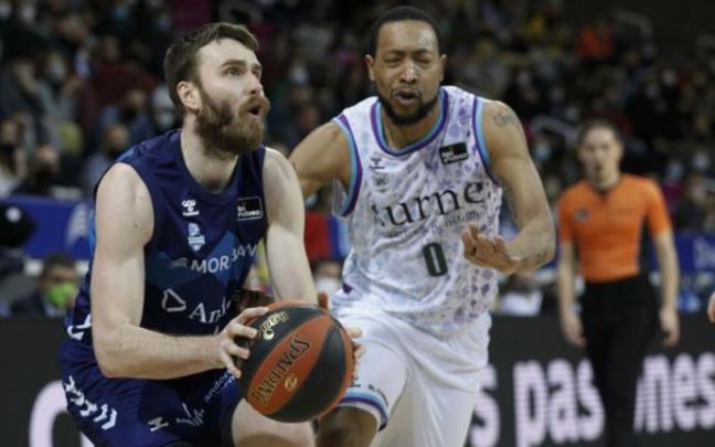 Andrew Goudelock persigue a David Jelinek.