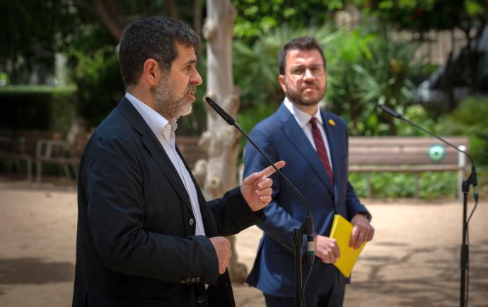 Jordi Sànchez, secretario general de Junts, junto a Pere Aragonès, candidato de ERC a presidir la Generalitat, presentando el acuerdo para un Govern de coalición.