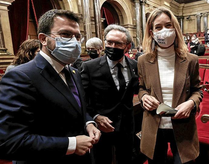 Jaume Giró flanquea a Pere Aragonès y Jéssica Albiach tras aprobar los presupuestos. Foto: Efe
