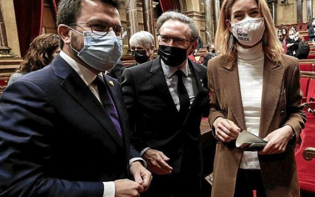 Jaume Giró flanquea a Pere Aragonès y Jéssica Albiach tras aprobar los presupuestos. Foto: Efe Jaume Giró flanquea a Pere Aragonès y Jéssica Albiach tras aprobar los presupuestos. Foto: Efe
