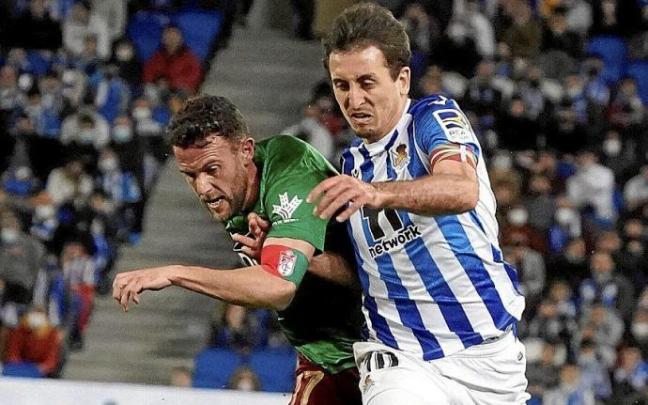 Oyarzabal trata de escaparse por velocidad de Quini.